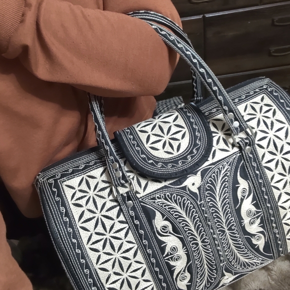 Laga Designs Elegant Brown and Cream Handbag Banda Style Bag - Picture 6 of 6